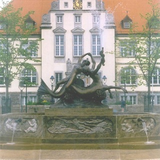 Brunnenfigur-Schwartau-Marktplatzbrunnen-Naturstein