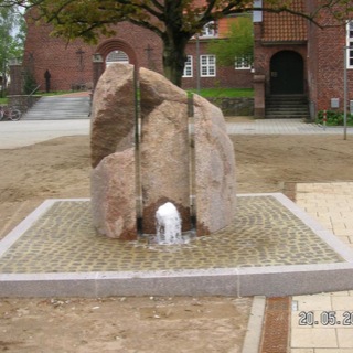 Findlingsbrunnen-Brunnen-Lübeck-Naturstein