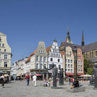 Rostock-neür-Markt-Naturstein-Brunnen