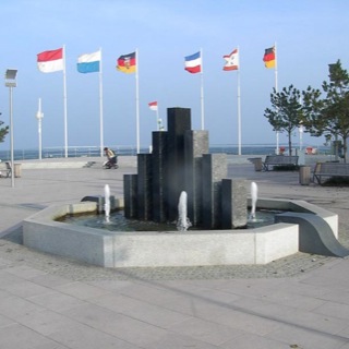 Strandpromenade-Brunnenanlage-Springbrunnen-Brunnenstein
